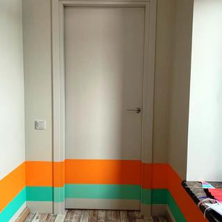 Гладкая дверь под эмалью. Декор из цветных полос