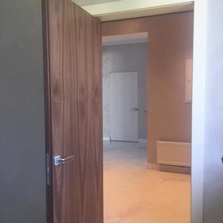 Межкомнатная дверь с комбинированной отделкой: эмаль с одной стороны и шпон ореха - с другой