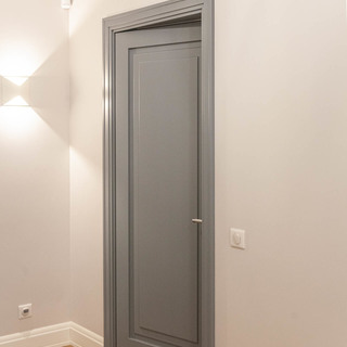Филенчатые двери из МДФ под эмалью серого цвета. ЛКМ RENNER