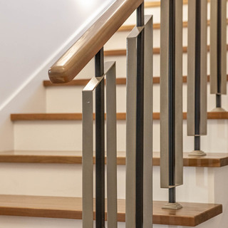 Элелементы лестницы - ступени и поручень из массива лиственницы. Изготовление на заказ