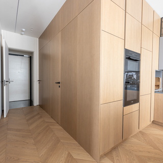 Шпонированные стеновые панели со встроенными скрытыми дверями. Кухня и коридор.