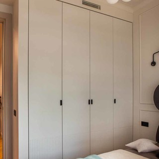 Встроенный гардеробный шкаф с фасадами под эмаль, изготовление на закза