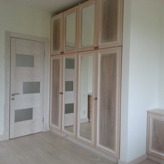 Встроенный шкаф с классическими филенчатыми и остекленными фасадами. Массив и шпон ясеня, МДФ