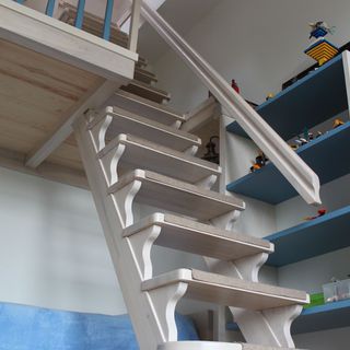 Лестница в детскую из массива ясеня. Стеллаж из МДФ и шпона