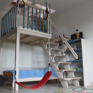 Кровать с чердачком для игр для детской комнаты в морском стиле. Массив ясеня