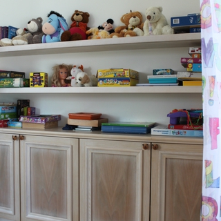 Шкаф для игрушек и консольные полки для книг и игр