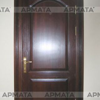 Дверь филенчатая  с порталом в интерьере частного дома