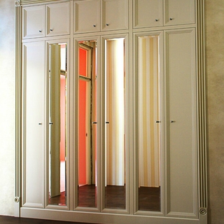 Шкаф в классическом стиле с зеркальными фасадами. Отделка: эмаль.
