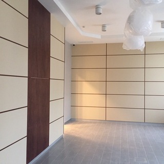 Стеновые панели в шпоне ясеня в интерьере офиса. Современное сочетание шпона и кож.