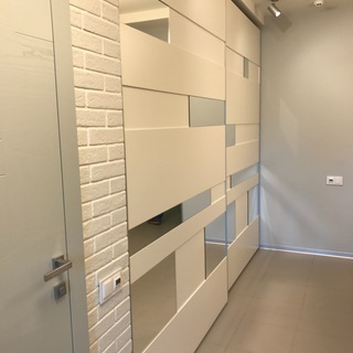 Встроенный шкаф с комбинированными фасадами: МДФ под эмалью плюс зеркальные вставки
