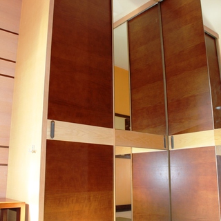 Встроенный шкаф для гардеробной с раздвижными дверями. Корпус и фасады: МДФ, фанерованная натуральным шпоном.