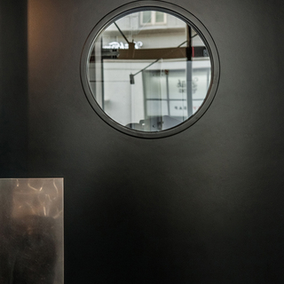 Двери для ресторана с накладками из нержавеющей стали и круглым окном - иллюминатором