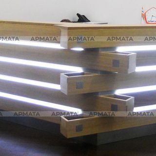 Стойка-ресепшн из массива дуба для офиса