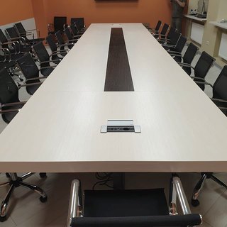 Столешница для стола переговоров. Сочетание двух видов шпона