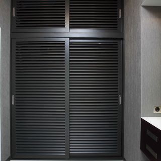 Встроенный шкаф в прихожей с вентилируемыми жалюзийными  фасадами