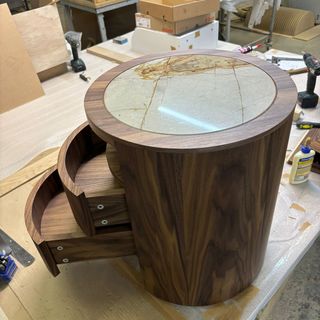 Цилиндрические тумбочки из гибкой фанеры с покрытием из натурального шпона. Фурнитура Tip on