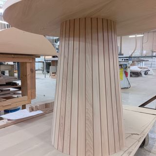 Круглый стол с конусно-цилиндрическим подстольем из массива