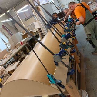 Процесс производства и изготовления радиусных элементов интерьера и мебели с гнутыми фасадами