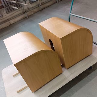 Изготовление радиусных элементов интерьера и мебели с гнутыми фасадами