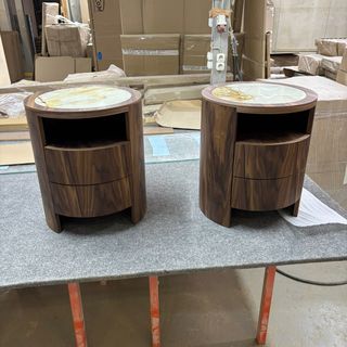 Цилиндрические тумбочки из шпона ореха и натурального камня с выдвижными ящиками