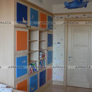 Шкаф для одежды и игрушек, фанерованный шпоном клена,  с фасадами  из окрашенной МДФ