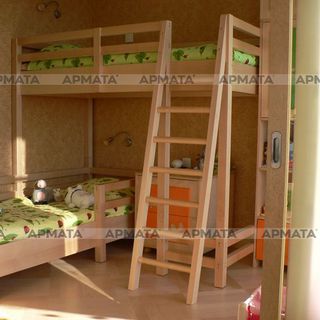 Комната девочек. Кровать-чердак из массива клена