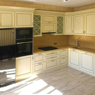 Мебель для кухни с филенчатыми фасадами