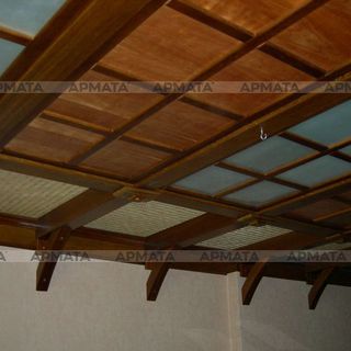 Оформление потолка декоративными балками и шпонированными панелями